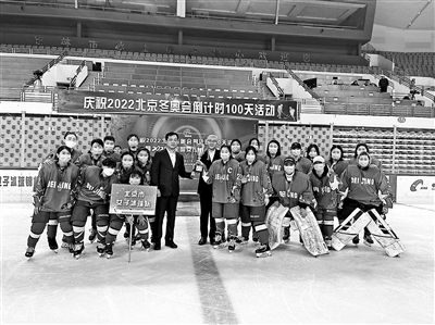 辽宁省冰球锦标赛上海女子队斩获冠军，教练团队高喊胜利在望