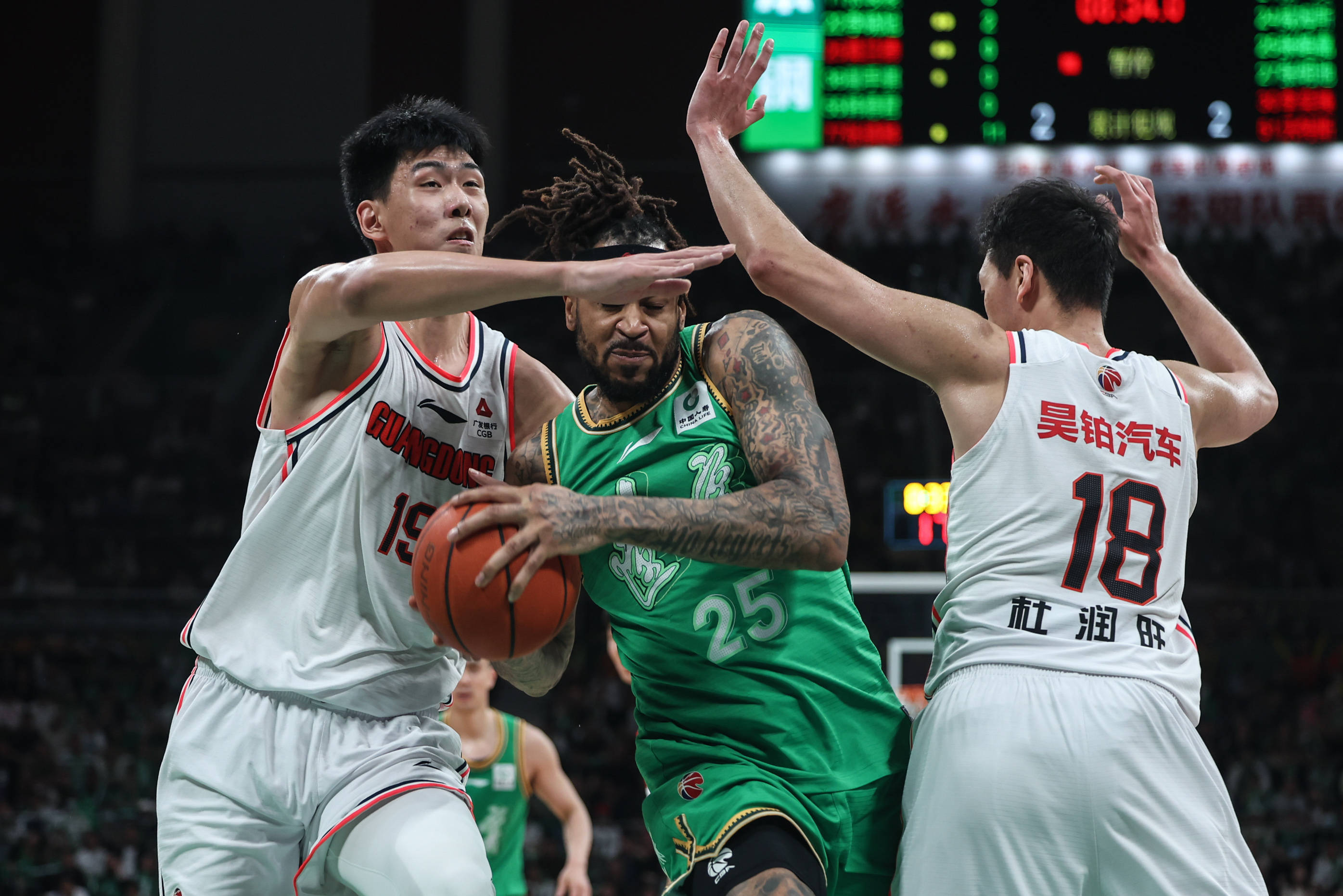 广东华南虎连胜，稳坐CBA榜首位置