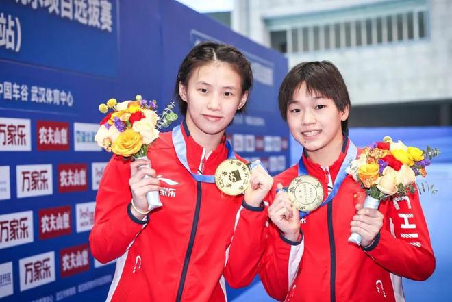 惊险一刻！美国跳水队演绎完美表演